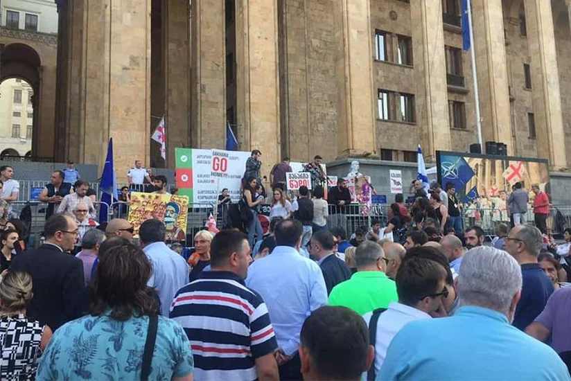 Tbilisidə paralel iki aksiya keçirilir, polis canlı sədd yaradıb