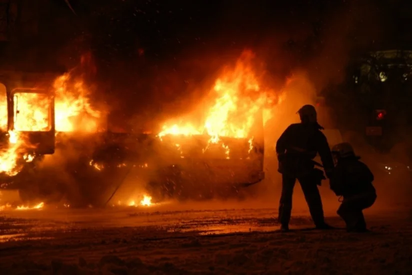 Banqladeşdə avtobus yük maşını ilə toqquşub, 13 nəfər ölüb