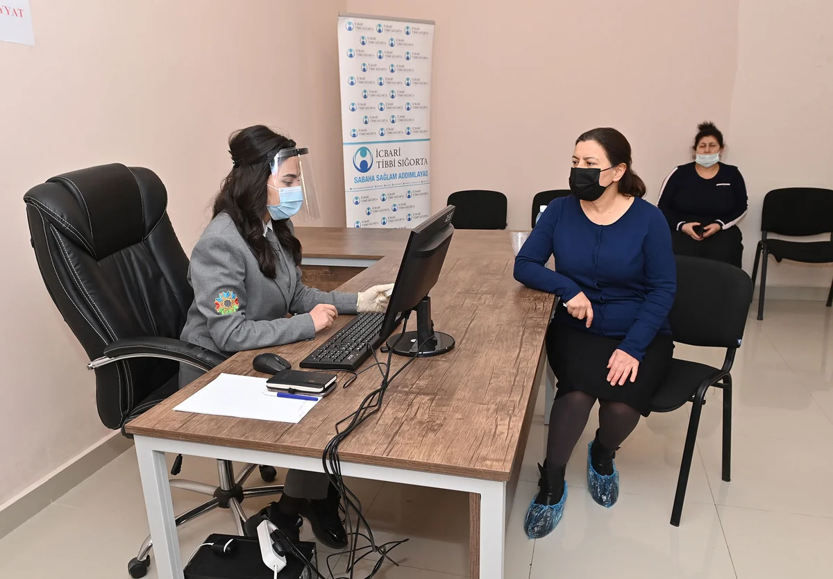 В Баку продолжается вакцинация от COVID-19 работников сферы образования