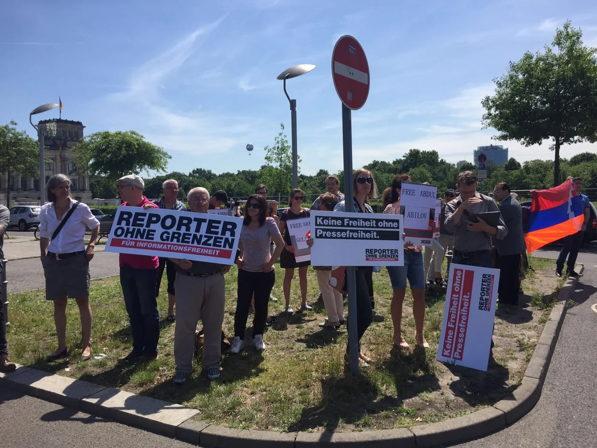 Berlində “Sərhədsiz Reportyorlar” təşkilatı Azərbaycan əleyhinə piket keçirməyə cəhd edib