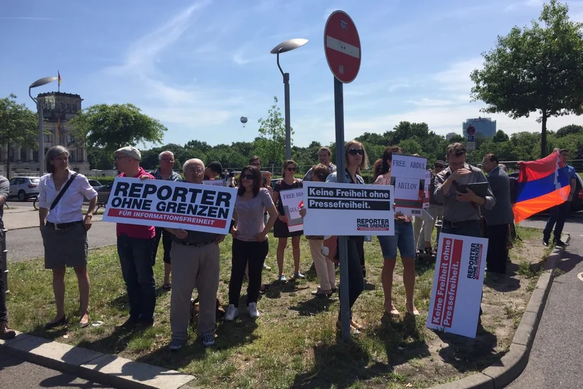 Berlində “Sərhədsiz Reportyorlar” təşkilatı Azərbaycan əleyhinə piket keçirməyə cəhd edib