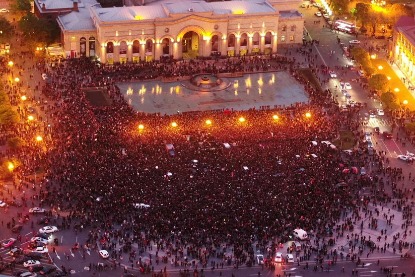 На митинг в центр Еревана пришли десятки тысяч человек