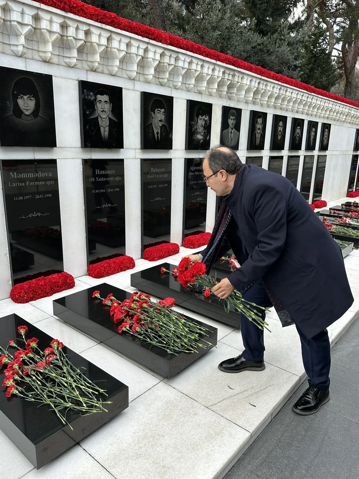 Cahit Bağcı Şəhidlər xiyabanını ziyarət edib