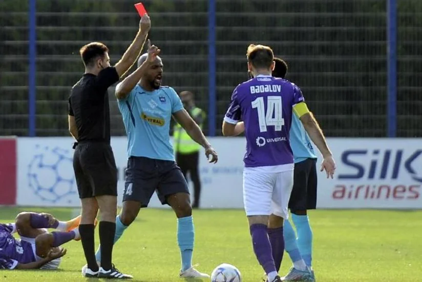 Zirənin üzvü Azərbaycan çempionatlarında erkən qırmızı vərəqə alan 8-ci futbolçu olub