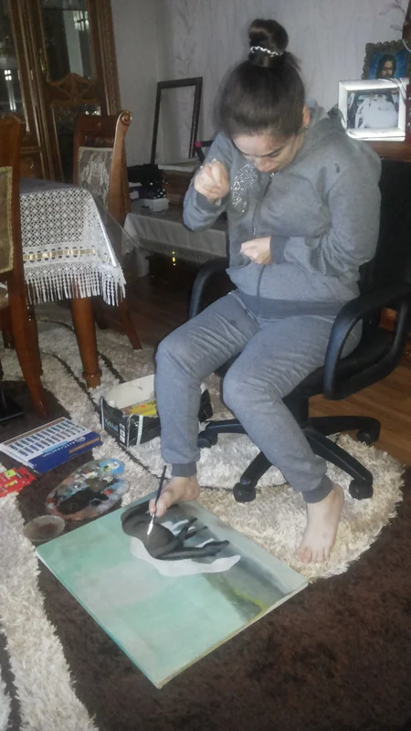 Состоится выставка картин художницы, рисующей ногами