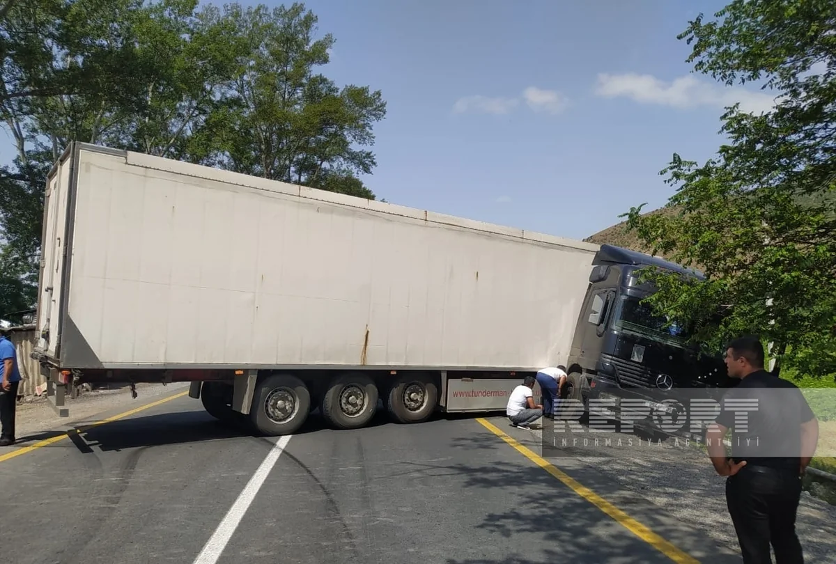 Oğuzda TIRın qəzaya düşməsi nəticəsində bağlanan yol açılıb - YENİLƏNİB-2