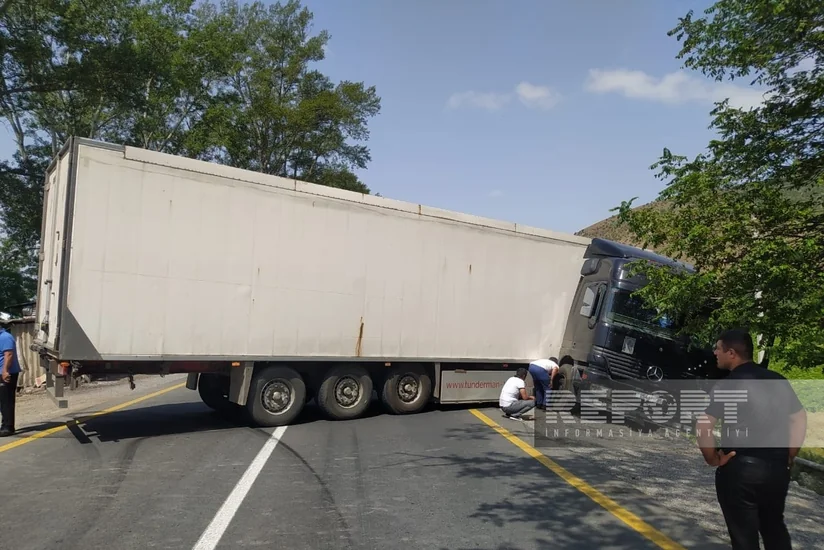 В Огузе восстановлено движение по дороге, заблокированной фурой после аварии