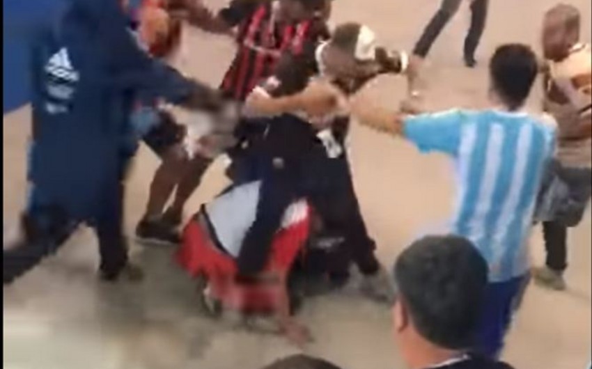 Argentinalı fanatlar oyun zamanı xorvatiyalı azarkeşi döyüblər - VİDEO