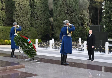 İlham Əliyev və Mehriban Əliyeva Ümummilli Lider Heydər Əliyevin məzarını ziyarət edib