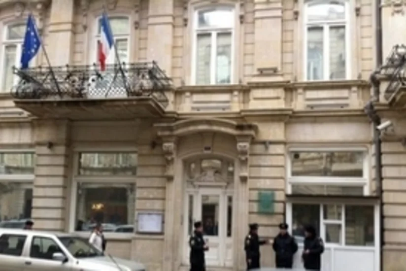 Fransanın Azərbaycandakı səfirliyində bayraqlar endirilib