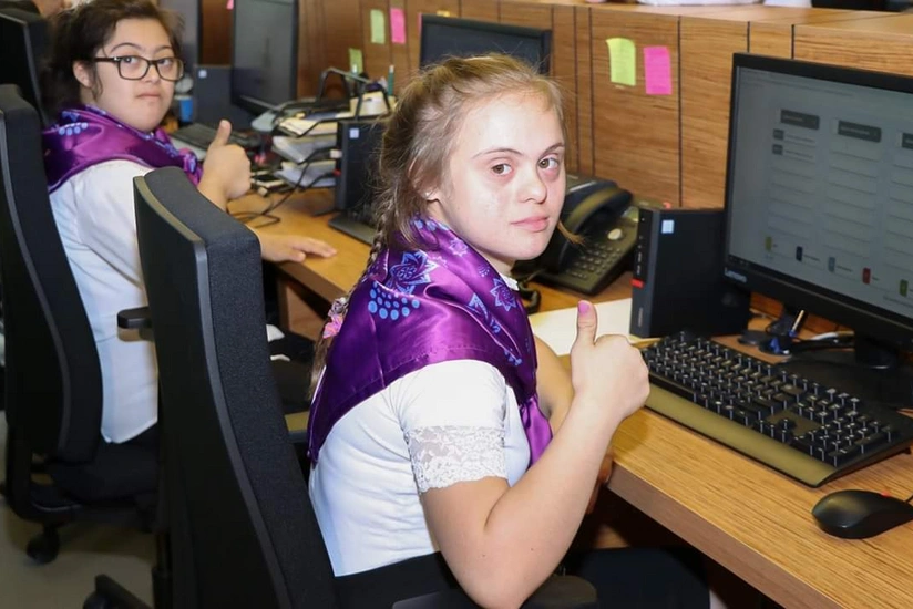 Daun sindromlu gənclər DOST Mərkəzində vətəndaşlara xidmət göstəriblər