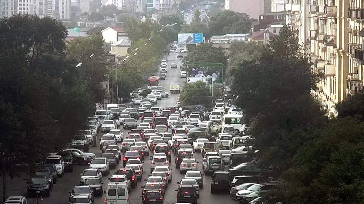Bakının bir çox küçə və prospektlərində tıxac yaranıb