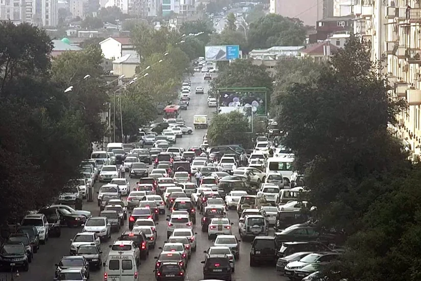 Bakının bir çox küçə və prospektlərində tıxac yaranıb