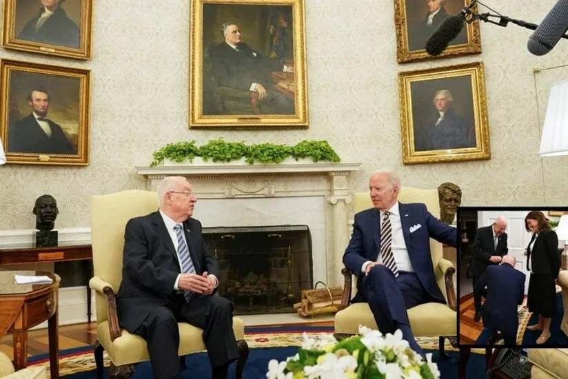 Cozef Bayden yəhudi qadının qarşısında diz çöküb - FOTO