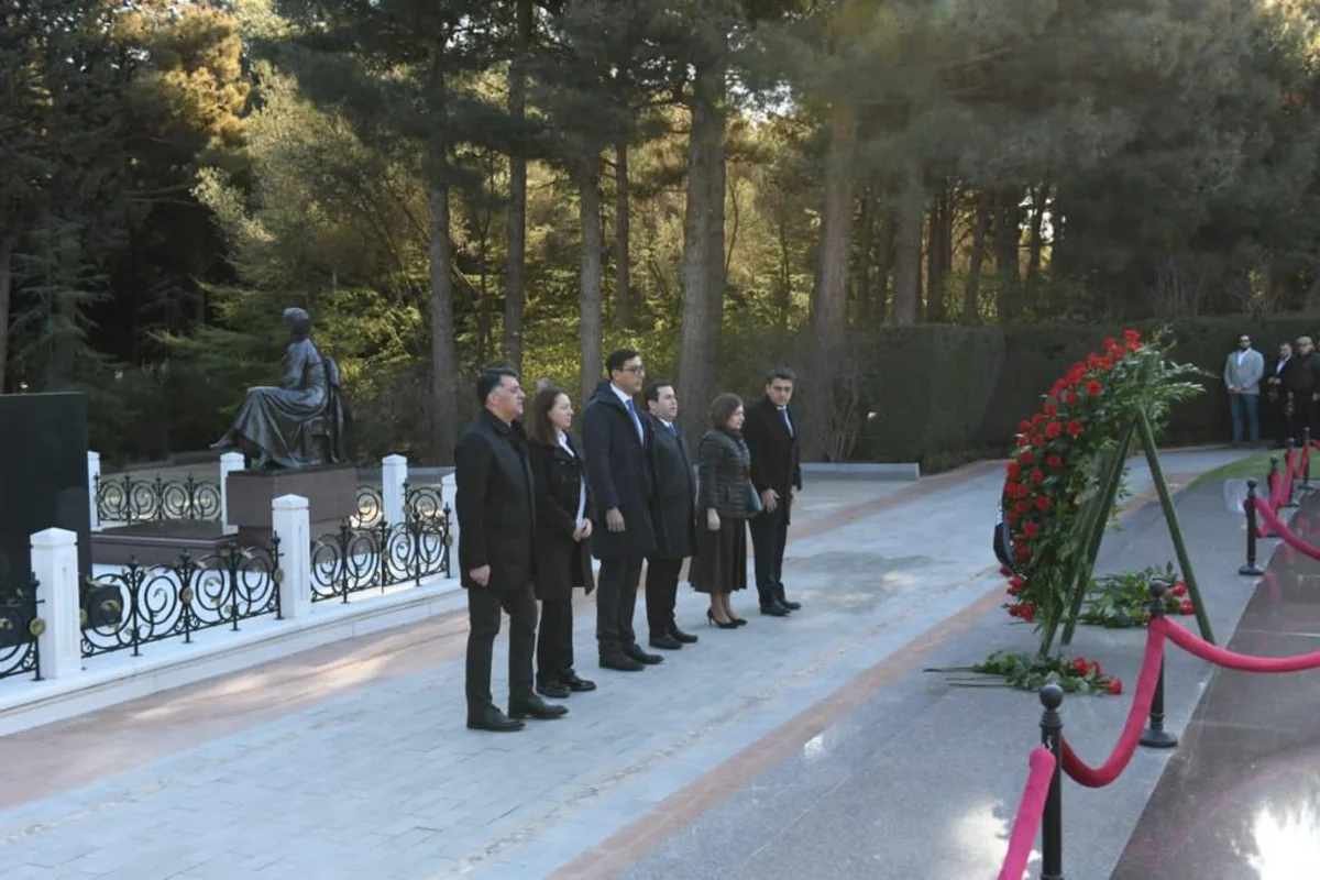 Gənclər və İdman Nazirliyinin kollektivi Heydər Əliyevin məzarını ziyarət edib