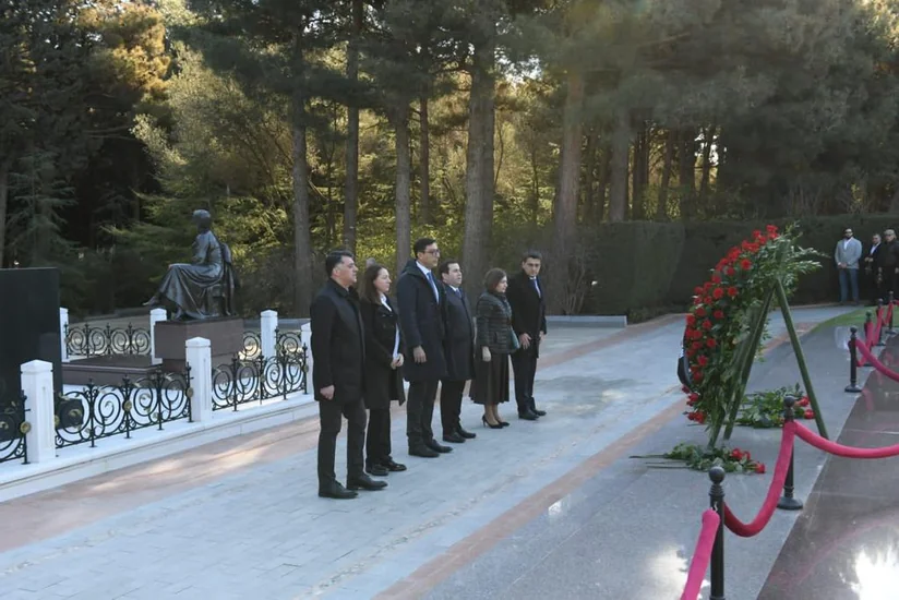 Gənclər və İdman Nazirliyinin kollektivi Heydər Əliyevin məzarını ziyarət edib