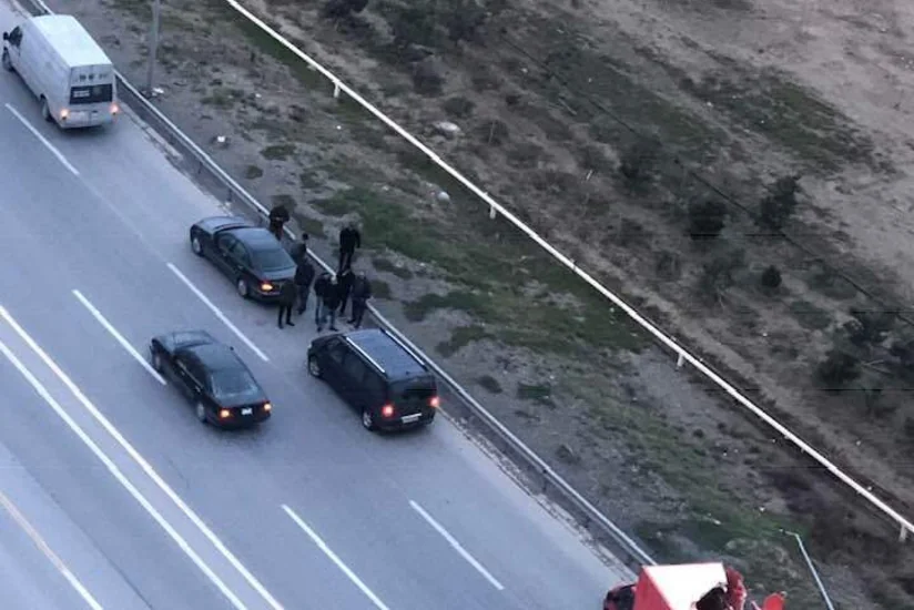 В Баку электрический столб упал на грузовик - ФОТО
