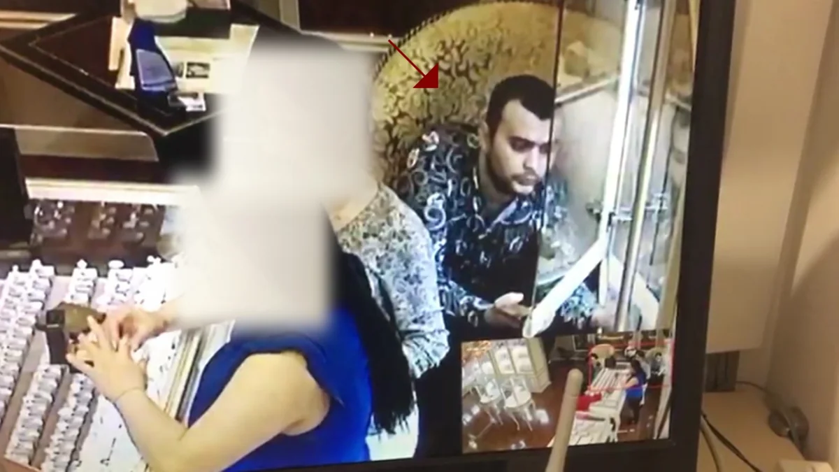 Bakıda qızıl dükanından oğurluq edən şəxsi polislər saxlayıb - VİDEO