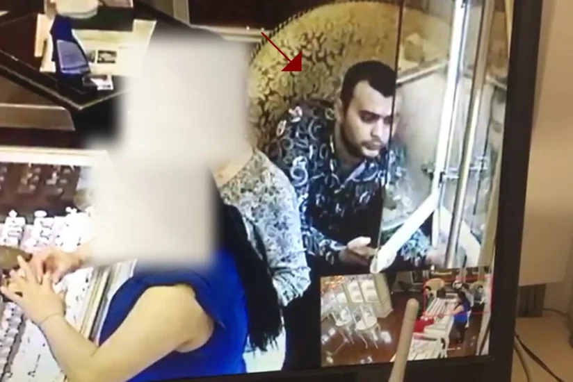 Bakıda qızıl dükanından oğurluq edən şəxsi polislər saxlayıb - VİDEO