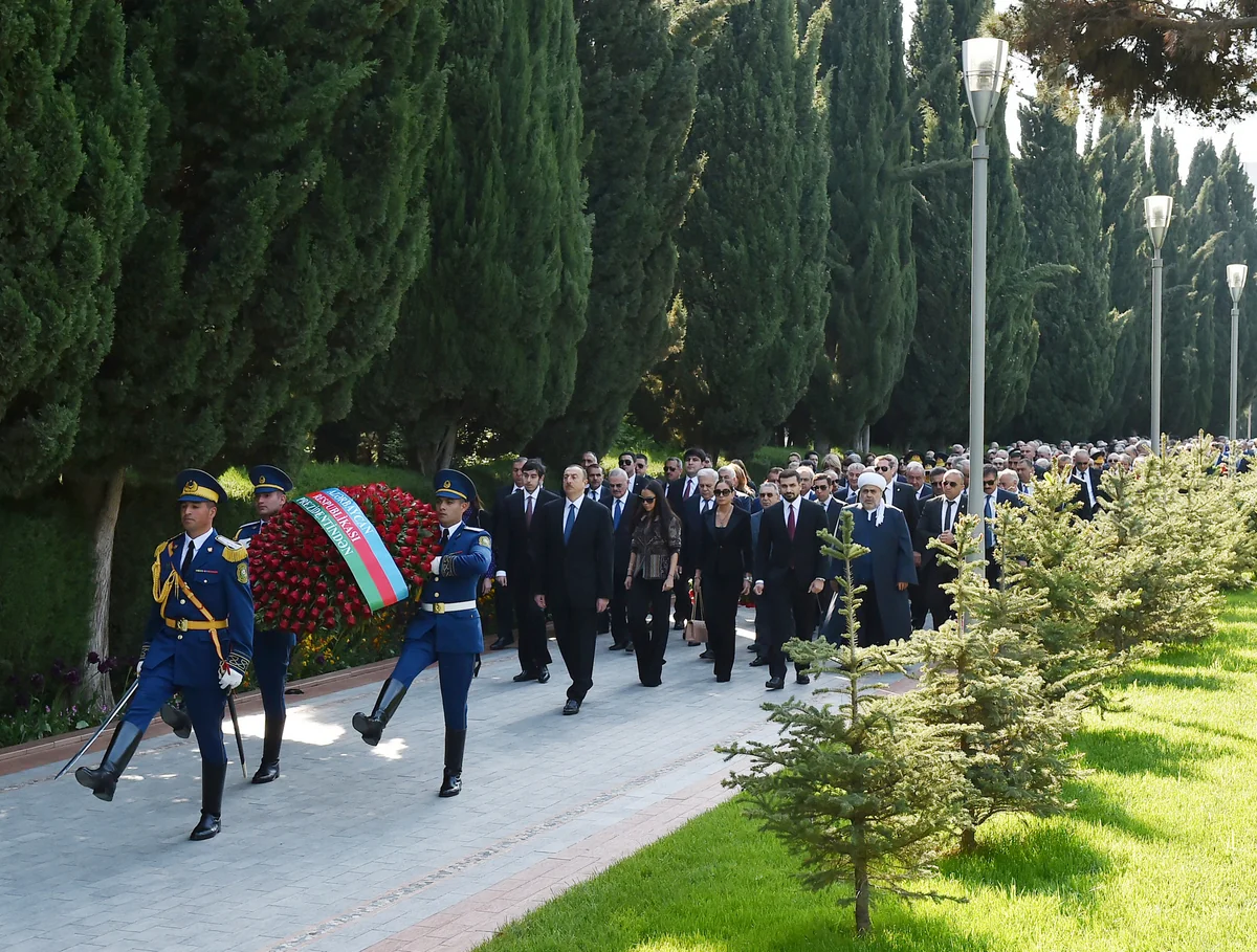 Azərbaycan Prezidenti Ümummilli Lider Heydər Əliyevin məzarını ziyarət edib - FOTO