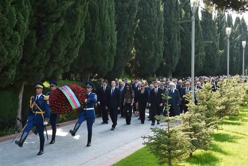 Azərbaycan Prezidenti Ümummilli Lider Heydər Əliyevin məzarını ziyarət edib - FOTO