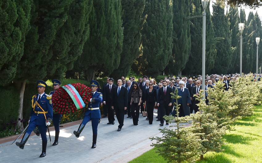 Azərbaycan Prezidenti Ümummilli Lider Heydər Əliyevin məzarını ziyarət edib - FOTO