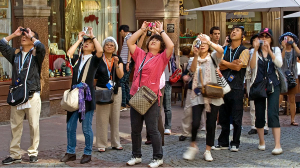 Azərbaycana gənc və ahıl yaşlı turistlərin axını artıb - ARAŞDIRMA