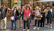 Azərbaycana gənc və ahıl yaşlı turistlərin axını artıb - ARAŞDIRMA