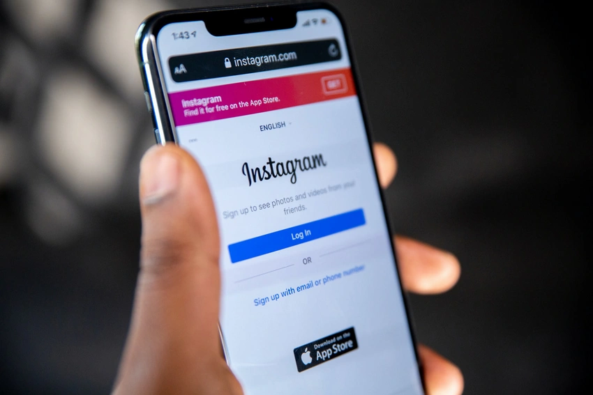 В работе Facebook и Instagram произошел сбой