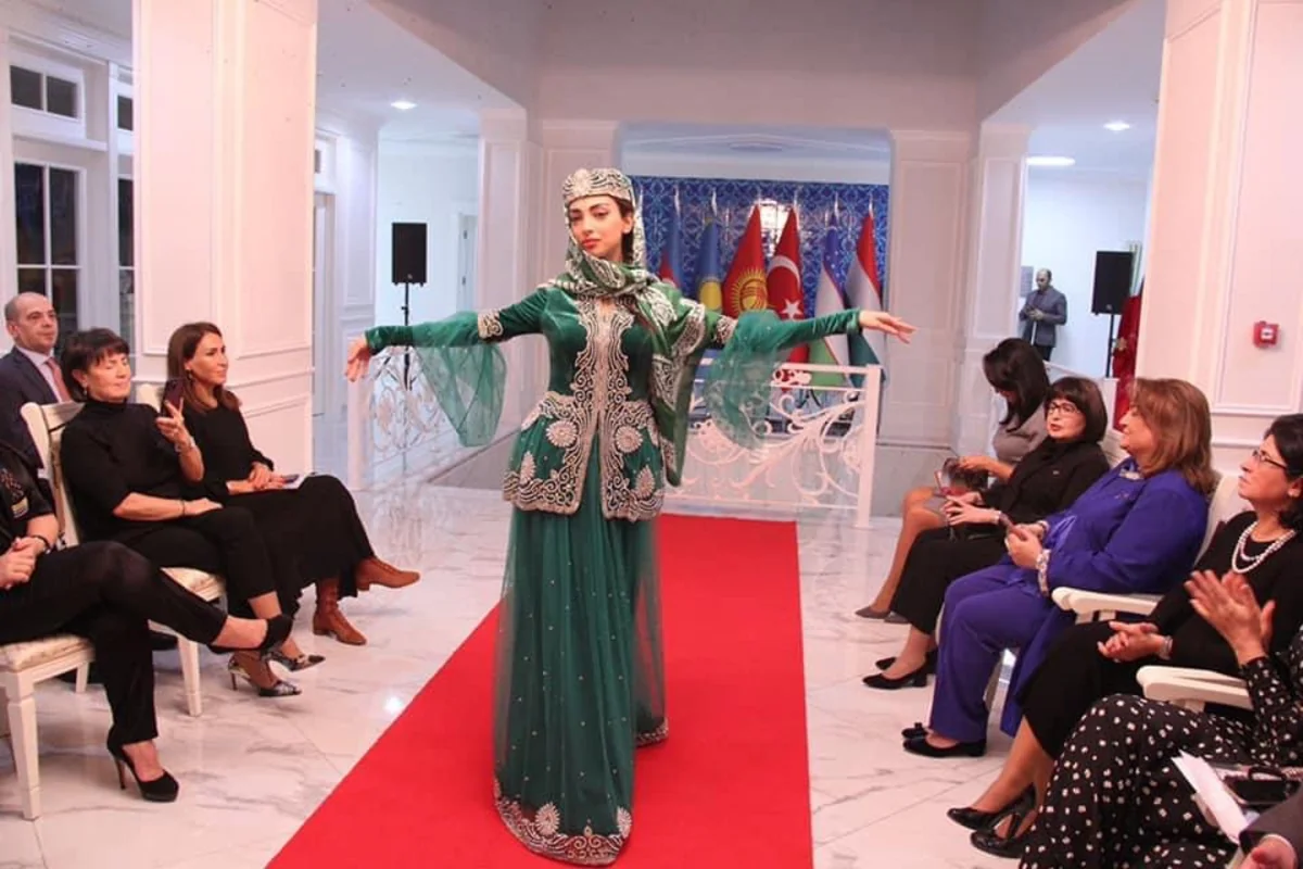 В Баку состоялась презентация коллекции национальной одежды Карабах