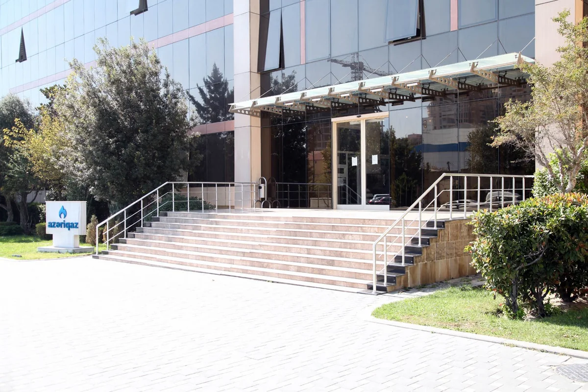 Azəriqaz” Ağsuda zəlzələdən zərər çəkən evlərin qaz sayğaclarının şəbəkəyə birləşdirilməsinə başlayır