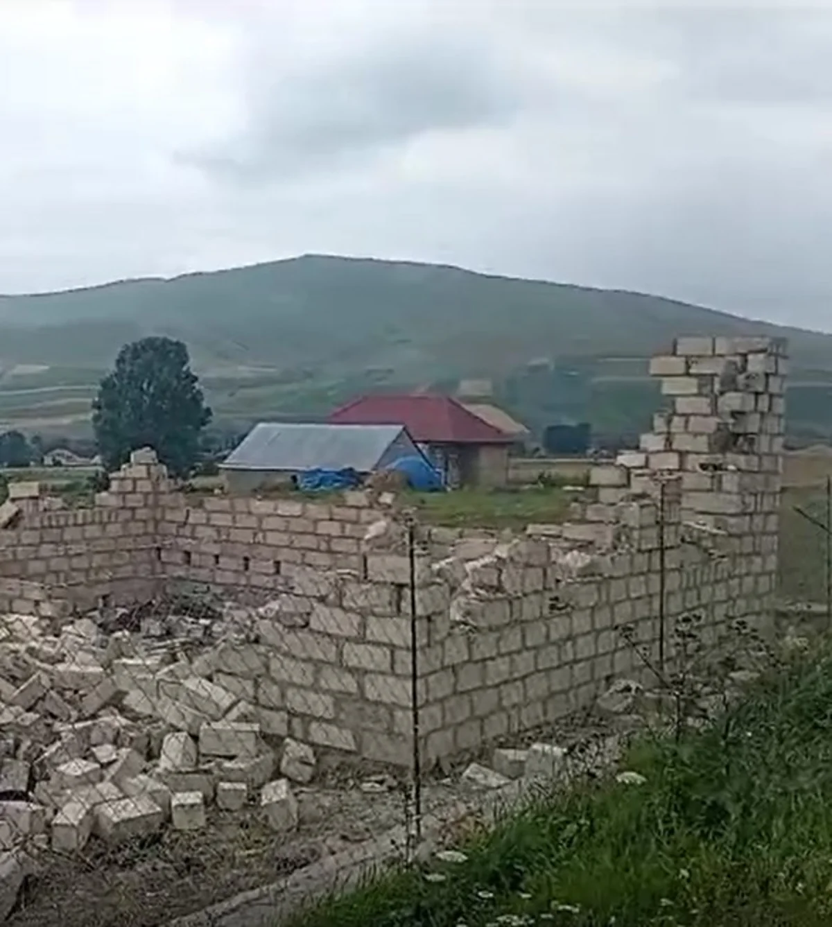 Gədəbəydə qanunsuz tikili sökülüb