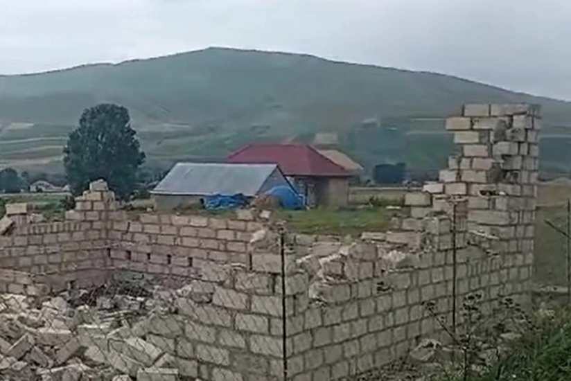 Gədəbəydə qanunsuz tikili sökülüb