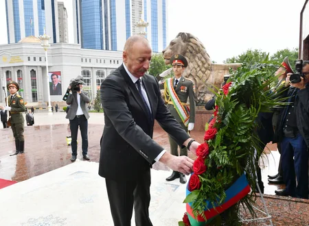 President Ilham Aliyev visits statue of Ismoil Somoni in Dushanbe