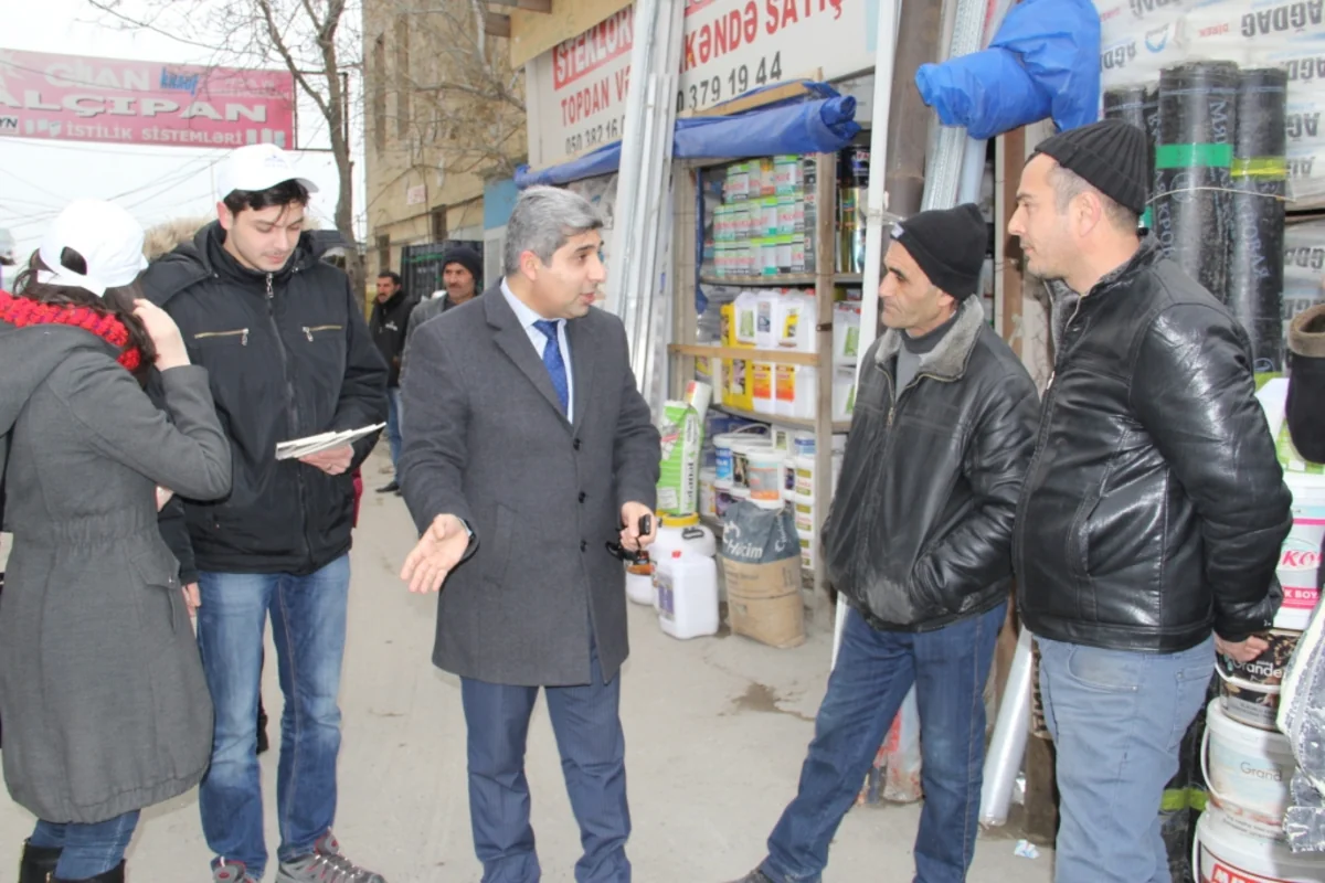 Bakının bazar, yanacaqdoldurma məntəqəsi, yeməkxana və marketlərində kitab paylanıb