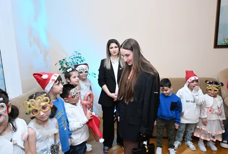 Arzu Əliyeva 2 saylı Uşaq evi sosial xidmət müəssisəsində uşaqları ziyarət edib