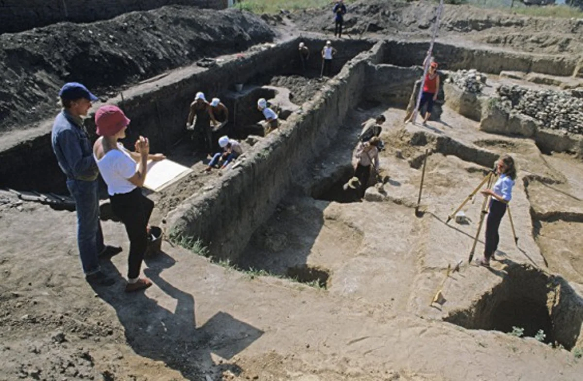 Археологи нашли 4800-летние останки матери с ребенком на руках