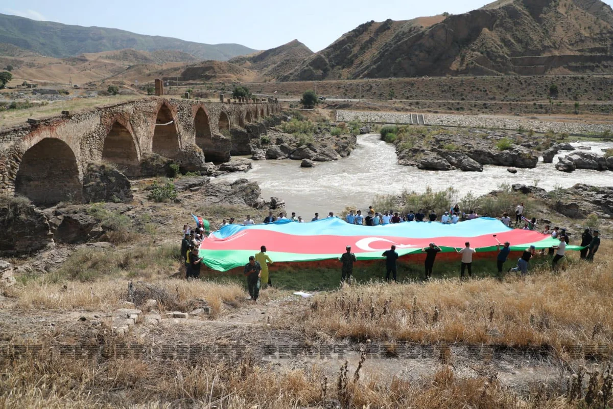 Xudafərində böyük bayraq açıldı - YENİLƏNİB