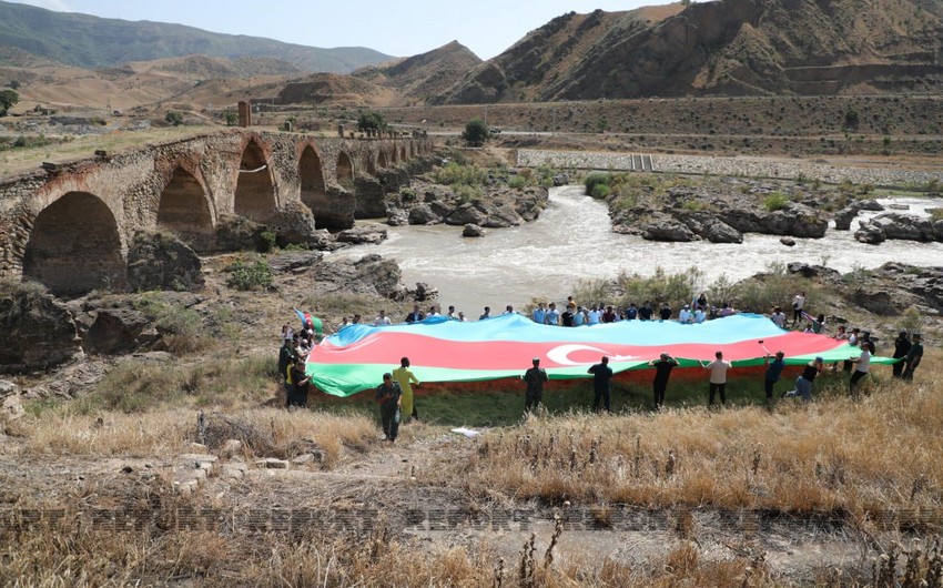 Xudafərində böyük bayraq açıldı - YENİLƏNİB