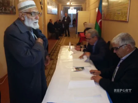 Azərbaycanda ahıl seçicilər doğum gününü seçki məntəqəsində qeyd edib - FOTO