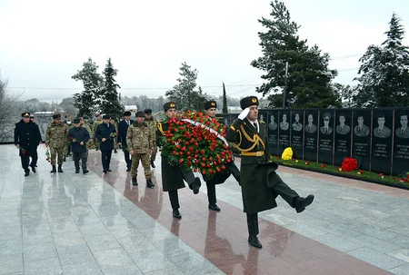 Zakir Həsənov şəhid ailələri ilə görüşüb