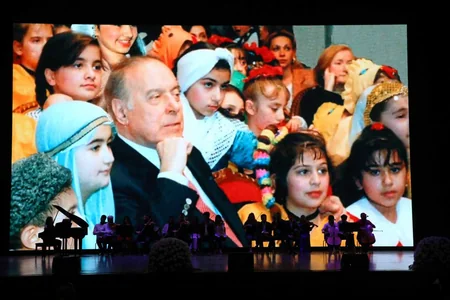 Azərbaycan Həmkarlar İttifaqları Konfederasiyası Sən elə bir zirvəsən adlı tədbir təşkil edib