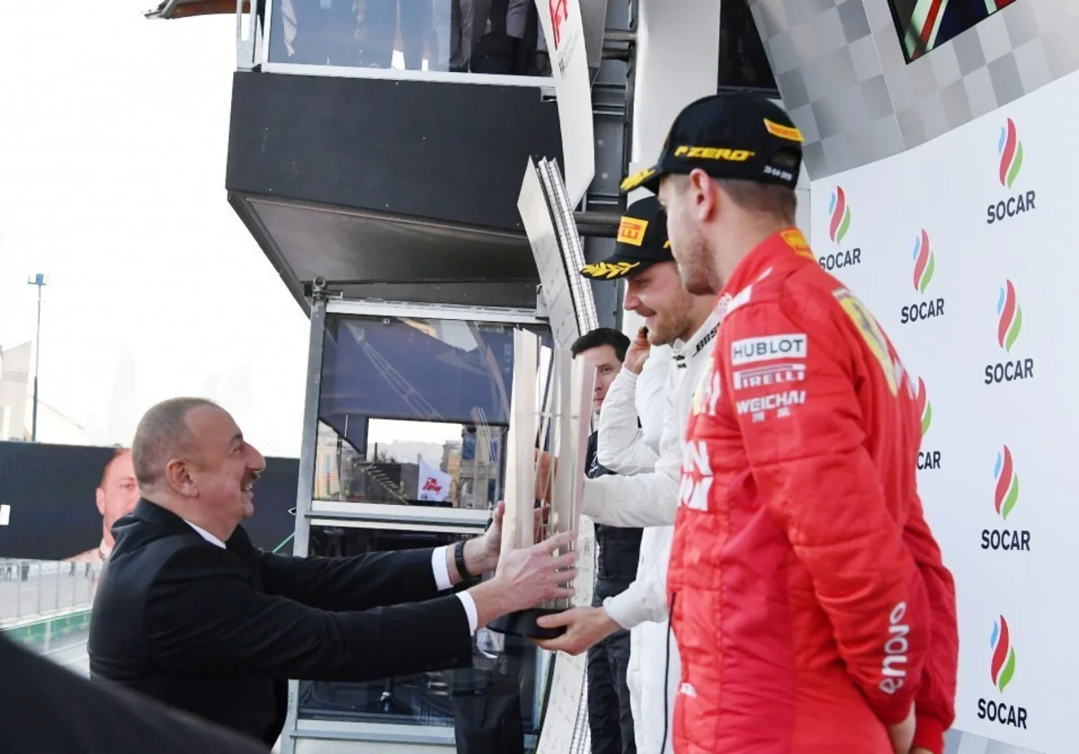 İlham Əliyev Formula 1 Bakı Qran-prisinin qalibini mükafatlandırıb - YENİLƏNİB