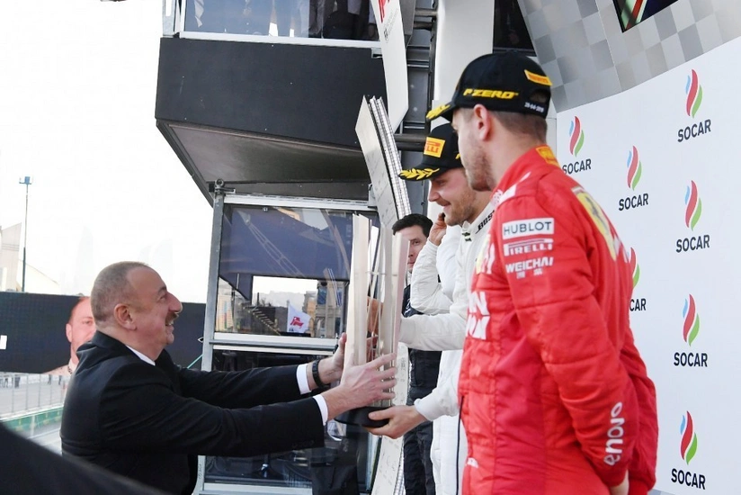 İlham Əliyev Formula 1 Bakı Qran-prisinin qalibini mükafatlandırıb - YENİLƏNİB