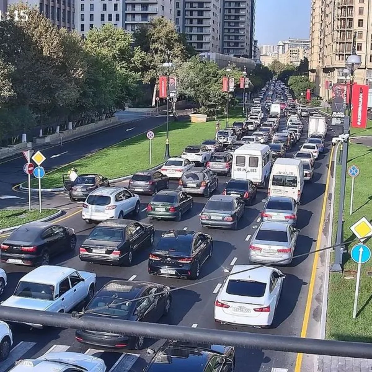 Bakının bir sıra yollarında nəqliyyatın sıxlığı müşahidə olunur
