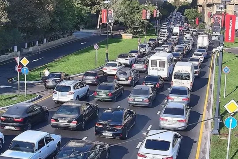 Bakının bir sıra yollarında nəqliyyatın sıxlığı müşahidə olunur