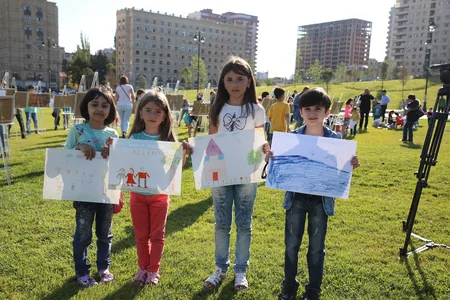Heydər Əliyev Mərkəzinin parkında uşaqlar üçün rəsm dərsi təşkil olunub
