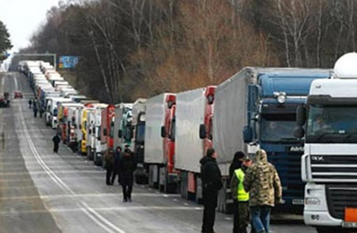​На границе Грузии и РФ образовалась автомобильная очередь