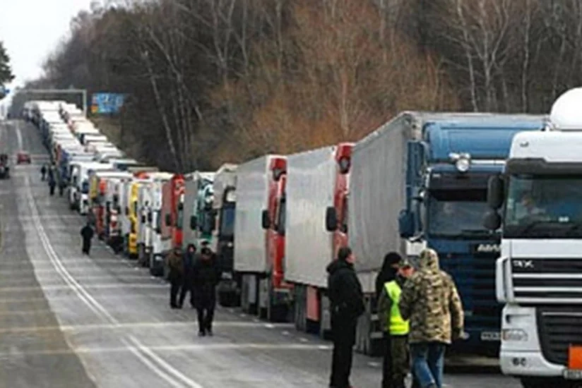 ​На границе Грузии и РФ образовалась автомобильная очередь