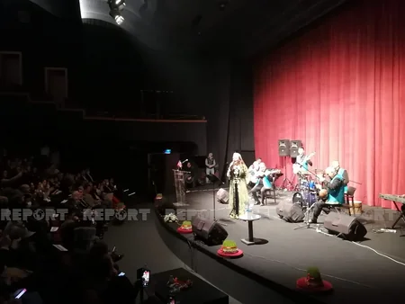 İstanbulda Novruz şənliyində Azərbaycanın Xalq artistinin milli mahnılar ifa edib